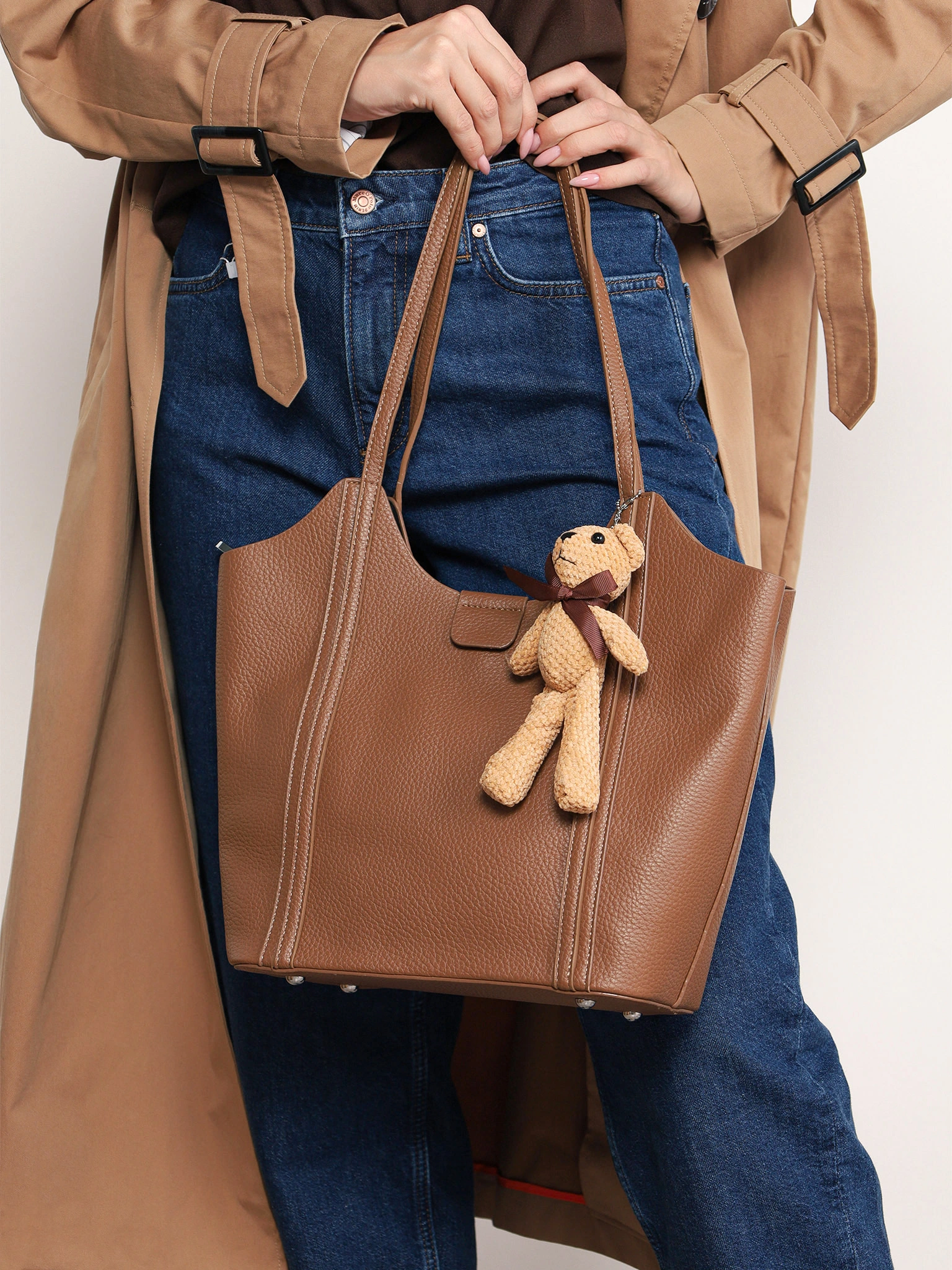 Сумка-тоут с плоскими ручками с брелком-медвежонок в ассортименте